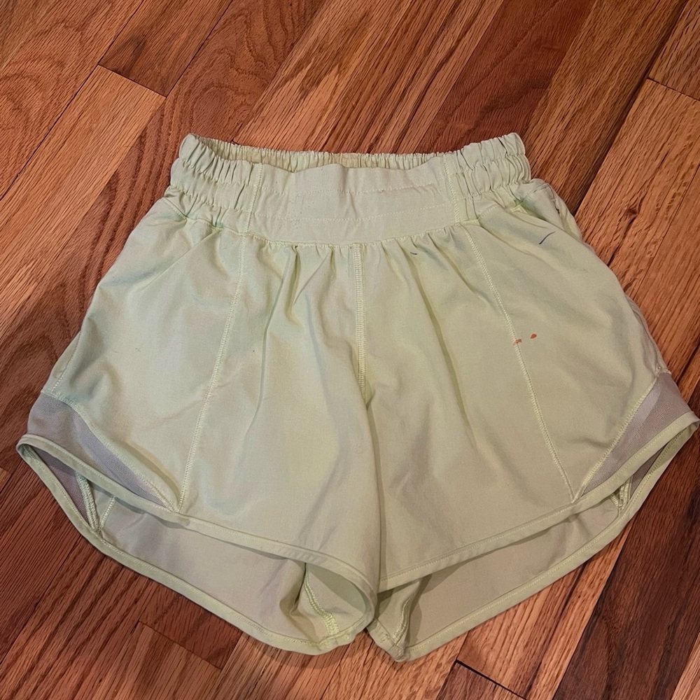 Lululemon Hotty Hot shorts 4’ light yellow